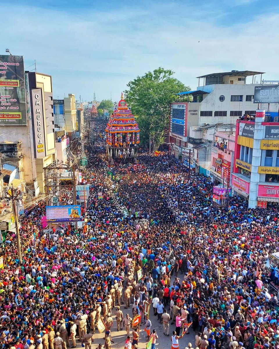 #Madurai #MeenakshiAmman's Annual #Chithirai #ChariotFestival 2022 
#MeenakshiTemple 
#KallalagarTemple 
#HinduFestival
Every year during the #Tamil
month of Chithirai (April-May), Chithirai Thiruvizha is celebrated.