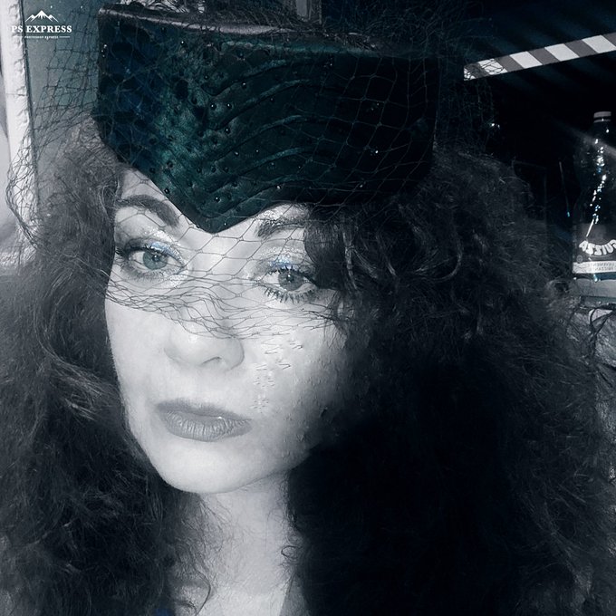 Miei carissimi amici come mi vedete con il look anni 20?  https://t.co/wTXZjUBbQu  #venti #anniventi<a href="/tag/model"class="tags"><span>#model</span></a><a href="/tag/actress"class="tags"><span>#actress</span></a><a href="/tag/blackandwhite"class="tags"><span>#blackandwhite</span></a><a href="/tag/hat"class="tags"><span>#hat</span></a><a href="/tag/star"class="tags"><span>#star</span></a><a href="/tag/artist"class="tags"><span>#artist</span></a>
