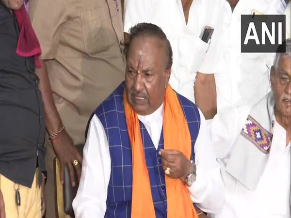 ani_digital's tweet photo. Eshwarappa urges Karnataka CM to probe whether contractor death is 'suicide or murder'

Read @ANI Story | https://t.co/EoBWCJJaj0

#KarnatakaContractorDeath #Eswarappa #Karnataka https://t.co/pnARCqH9Sx