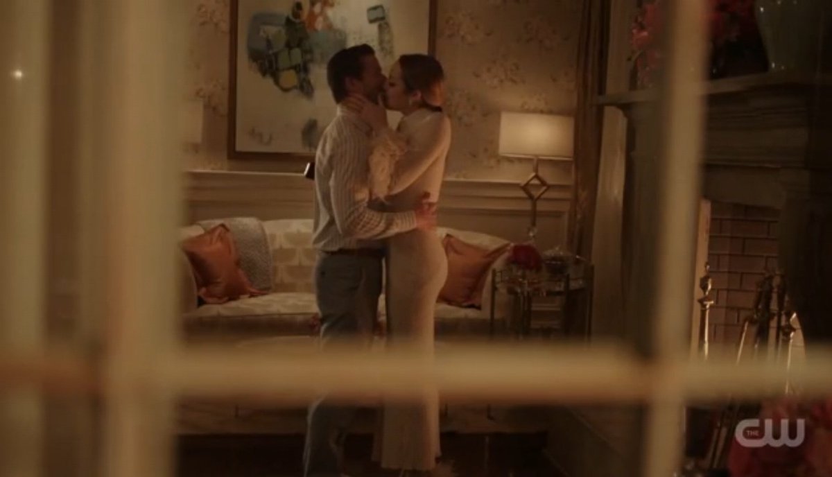 alchemytayvis's tweet image. This was the cutest and best part of that entire episode 🥺❤️ Falliam kisses are always perfect!
#Dynasty #Falliam