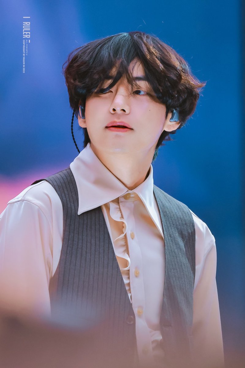 ekapurn87902060's tweet photo. MasyaAllah #kimtaehyung unreal bgt bak pangeran di negeri dongeng    #PTD_ON_STAGE_LV_DAY3 https://t.co/s2HEbAVdMH