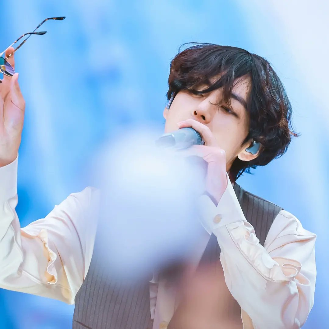 ekapurn87902060's tweet photo. MasyaAllah #kimtaehyung unreal bgt bak pangeran di negeri dongeng    #PTD_ON_STAGE_LV_DAY3 https://t.co/s2HEbAVdMH