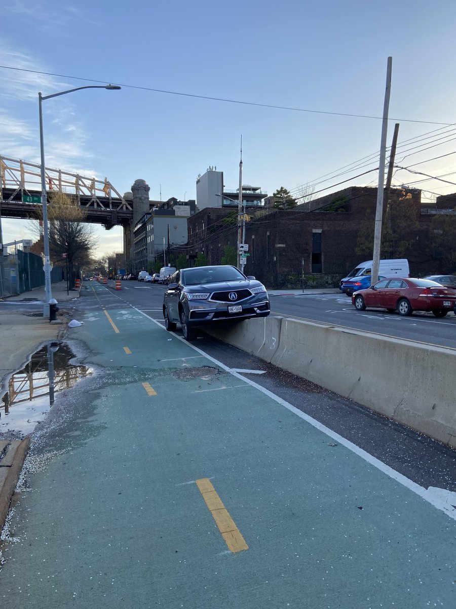 Protected bike lanes save lives.
📸reddit.com/r/NYCbike/comm…