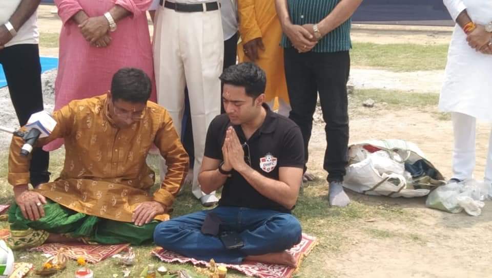 nAZbSXveVUbOGjB's tweet photo. @KhelaHobe2024 @abhishekaitc Shri #AbhishekBanerjee Offers prayers During The Launch Of Diamond Harbour Football Club.
#DHFCLaunch https://t.co/5OGgrRN60T