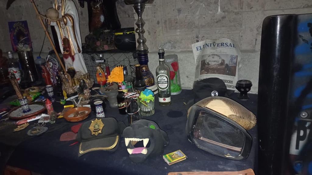c4jimenez's tweet photo. ALTARES a la SANTA MUERTE, CASCOS de POLICÍA, SEMÁFOROS ROTOS....
Es parte de lo q tenían las encapuchadas dentro de las instalaciones de la @CNDH q mantenían ocupadas.
Espejos de autos, una lavadora, botellas de vodka, tequila…
Todo fue asegurado por las agentes de @SSC_CDMX https://t.co/xCj2rzbDZt