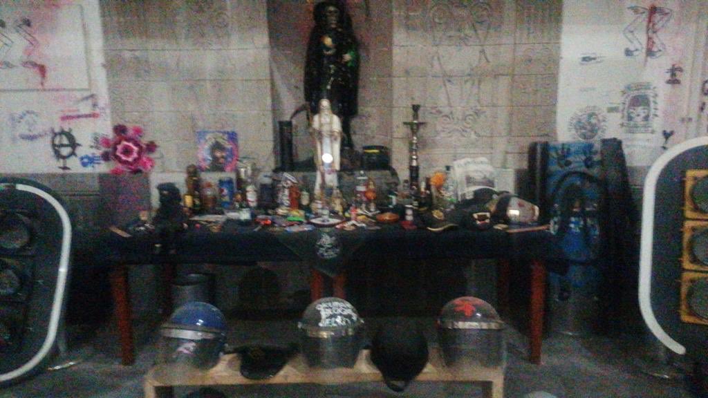 c4jimenez's tweet photo. ALTARES a la SANTA MUERTE, CASCOS de POLICÍA, SEMÁFOROS ROTOS....
Es parte de lo q tenían las encapuchadas dentro de las instalaciones de la @CNDH q mantenían ocupadas.
Espejos de autos, una lavadora, botellas de vodka, tequila…
Todo fue asegurado por las agentes de @SSC_CDMX https://t.co/xCj2rzbDZt