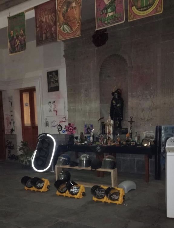 c4jimenez's tweet photo. ALTARES a la SANTA MUERTE, CASCOS de POLICÍA, SEMÁFOROS ROTOS....
Es parte de lo q tenían las encapuchadas dentro de las instalaciones de la @CNDH q mantenían ocupadas.
Espejos de autos, una lavadora, botellas de vodka, tequila…
Todo fue asegurado por las agentes de @SSC_CDMX https://t.co/xCj2rzbDZt