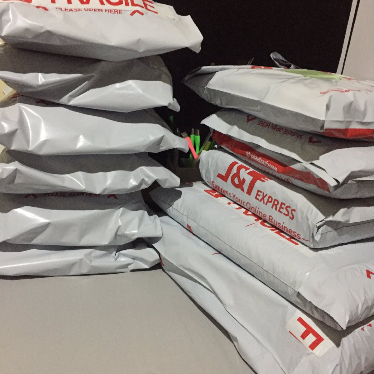 seokhuisoon's tweet photo. [#huiupdates] 

FOR PICK UP TODAY. ALL TREASURE 2022 WELCOL TINGI ORDERS EXCEPT COMBINED SHIPMENT. WILL SEND SHIPPING CONFIRMATION ONCE PICKED UP. https://t.co/2rAp1NQ4dR