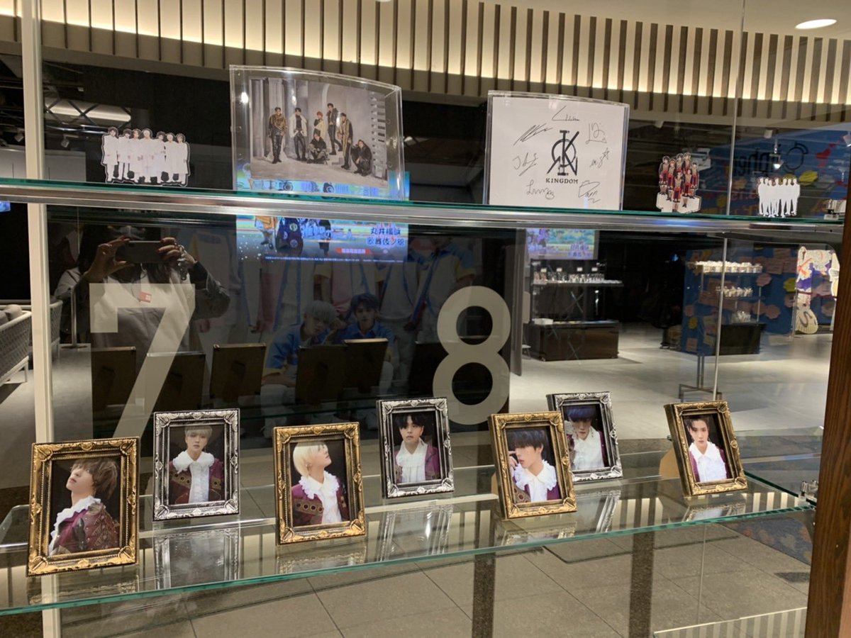 KPOPNextGenePUS's tweet photo. 週末は、如何お過ごしでしょうか？

イベント会場は、衣裳や展示物も少し、リニューアルをしました。

イベントも後半戦、新しい衣裳の鑑賞や撮影、メンバーとのトーク特典をゲットすべく、グッズも手に取っていただけたらと思います👍

この週末は、#有楽町マルイ へ💨

#Ciipher
#KINGDOM https://t.co/8grfBYVSXk