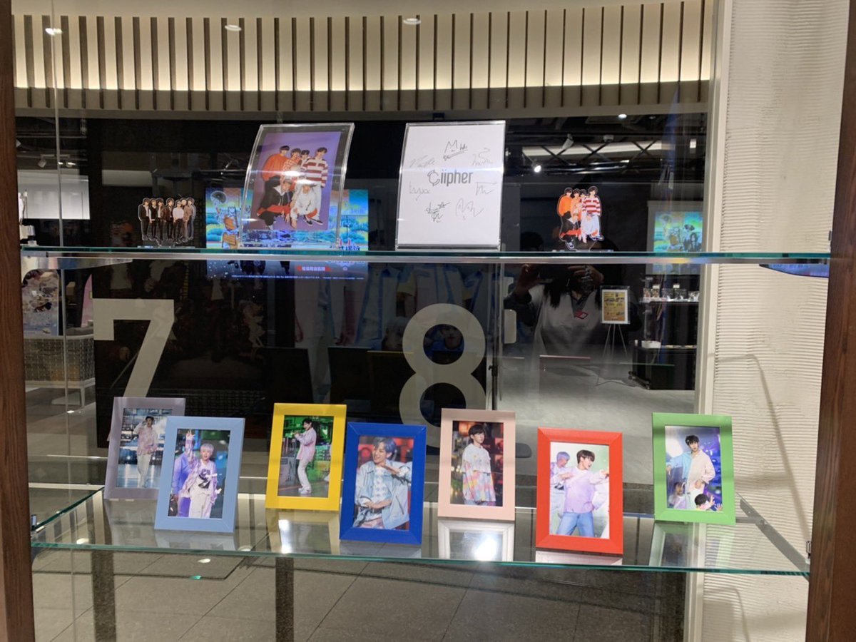 KPOPNextGenePUS's tweet photo. 週末は、如何お過ごしでしょうか？

イベント会場は、衣裳や展示物も少し、リニューアルをしました。

イベントも後半戦、新しい衣裳の鑑賞や撮影、メンバーとのトーク特典をゲットすべく、グッズも手に取っていただけたらと思います👍

この週末は、#有楽町マルイ へ💨

#Ciipher
#KINGDOM https://t.co/8grfBYVSXk