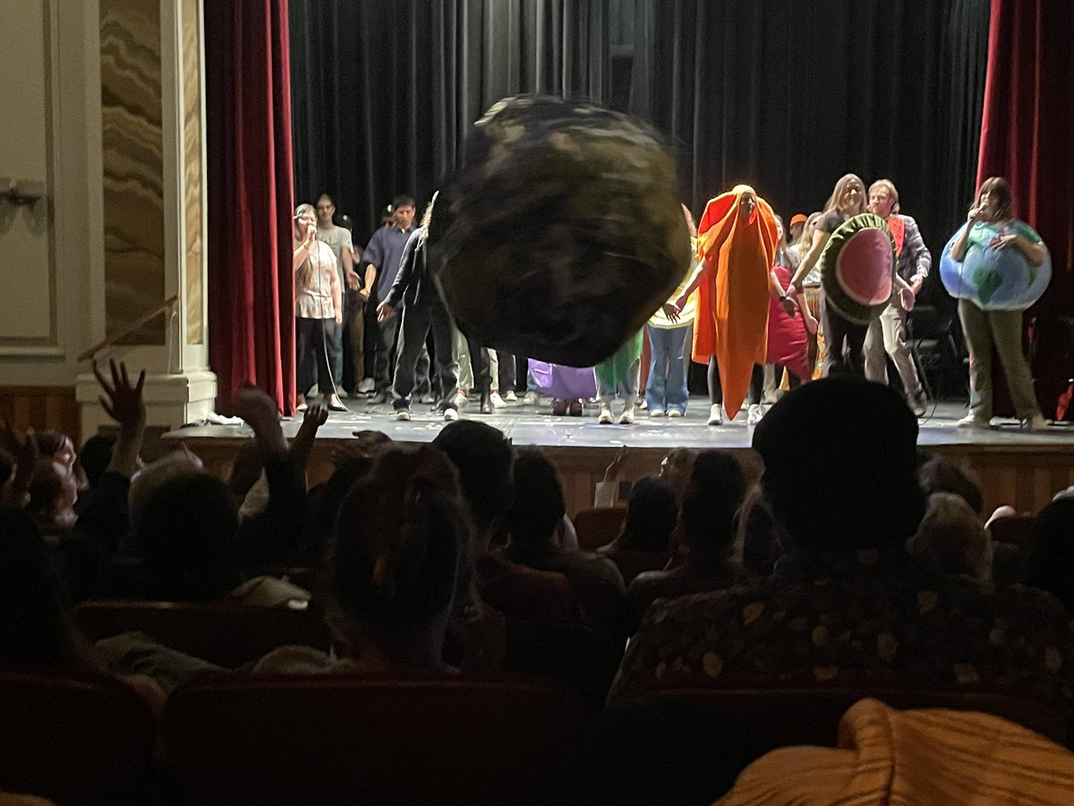 PhaedraPezzullo's tweet photo. And the grand #climatecom #climatecomedy finale. Join Prof @osnesb & Prof @maxboykoff if you want to be where the party is at @ITG_Boulder https://t.co/ti4oceL1MU