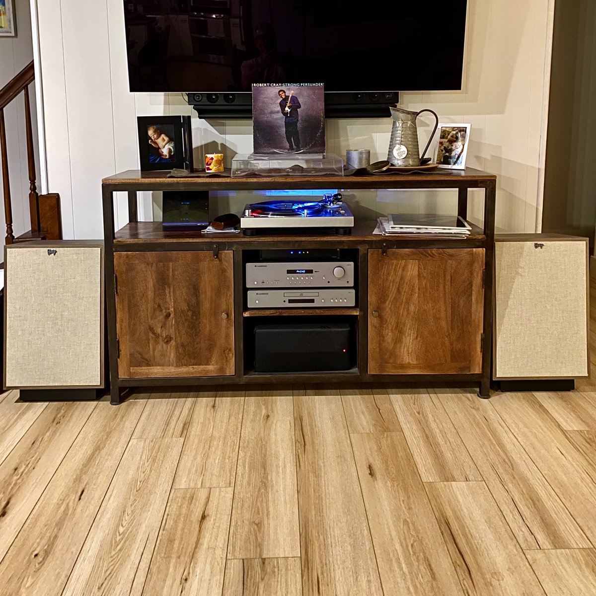 CMoneyKS's tweet photo. #FridayNightVinyl #RobertCray #StrongPersuader seemed like some #Blues was apropos for #GoodFriday #MercuryRecords #PolyGramRecords #HightoneRecords #1986
#KlipschHeritage #KlipschHeresy #KlipschHeresyIV #CambridgeAudio #AudioTechnica #HiFi #HomeStereo #Vinyl #VintageVinyl https://t.co/dYKgo1mNtN