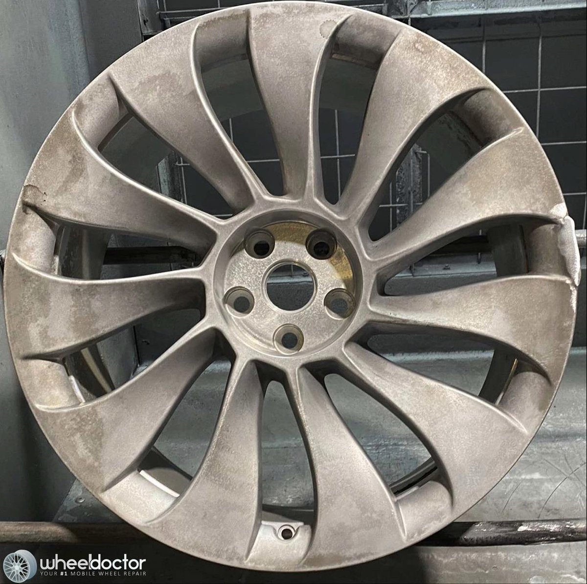 WheelDoctorPDX's tweet photo. Complete wheel makeover 🤌🏼🥵 ⠀
⠀
Check out the before weld (not done by us) that we fixed up to perfection! ⠀
.⠀
.⠀
.⠀
.⠀
#wheelwelds #makeover #wheels #wheelrepair #customcolors #powdercoating #automotive #fridaymood #TGIF #welds #wheeldoctor #pdx #pnw https://t.co/uVpQGZjLbv