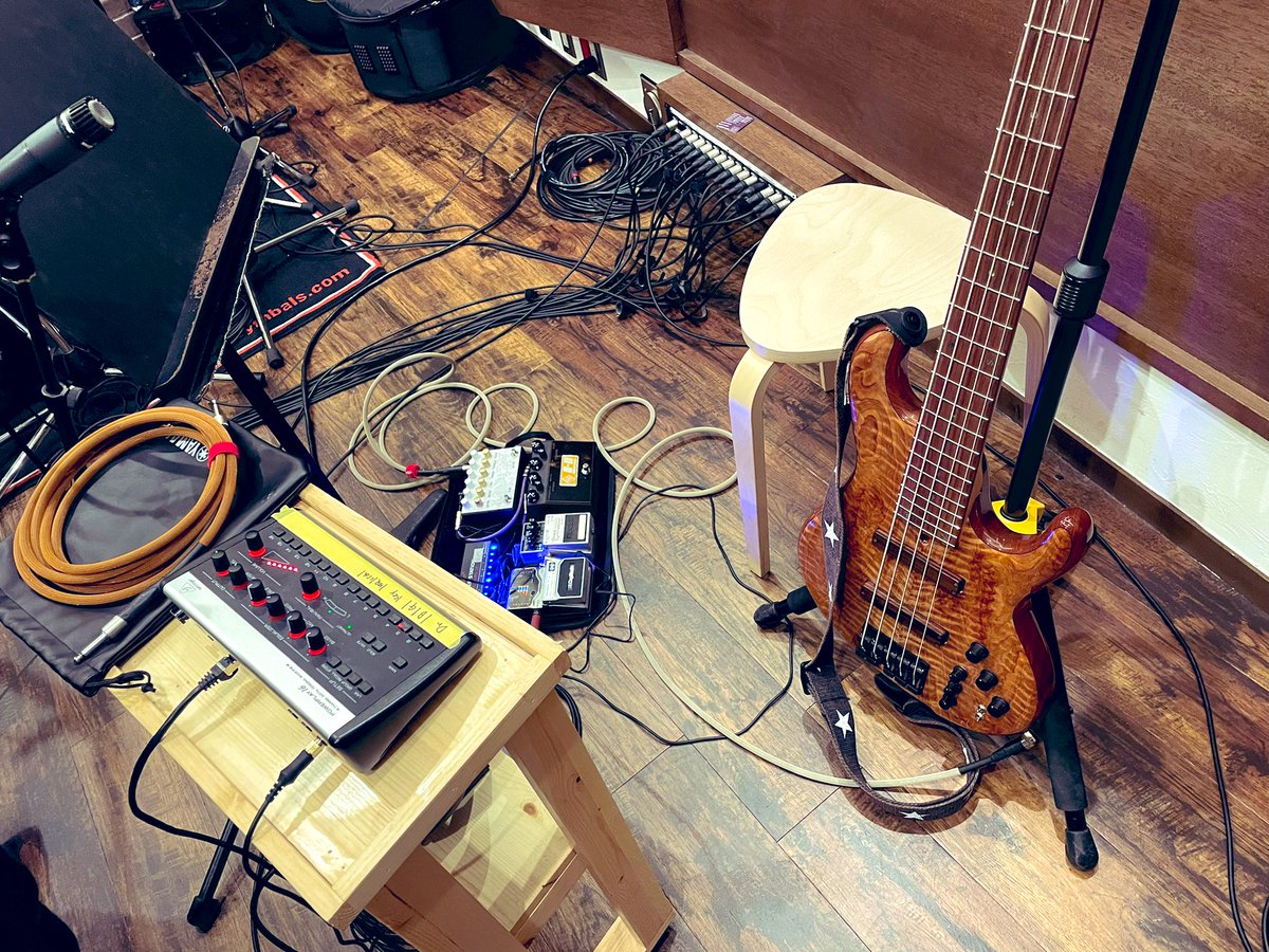 matsumotoshouta's tweet photo. はじめまして
#VersionStudio
前から素敵なスタジオと話を色々聞いていてやっと行けました😆
音最高、休憩スペースおしゃれ、渋谷駅近、お酒めっちゃある　笑

ミュージシャンにとっては最高しか無かった😭

録音もめちゃくちゃカッコいい物が出来ると思うのでお楽しみに😆弾きまくったーーー https://t.co/nBAWpbtEWT