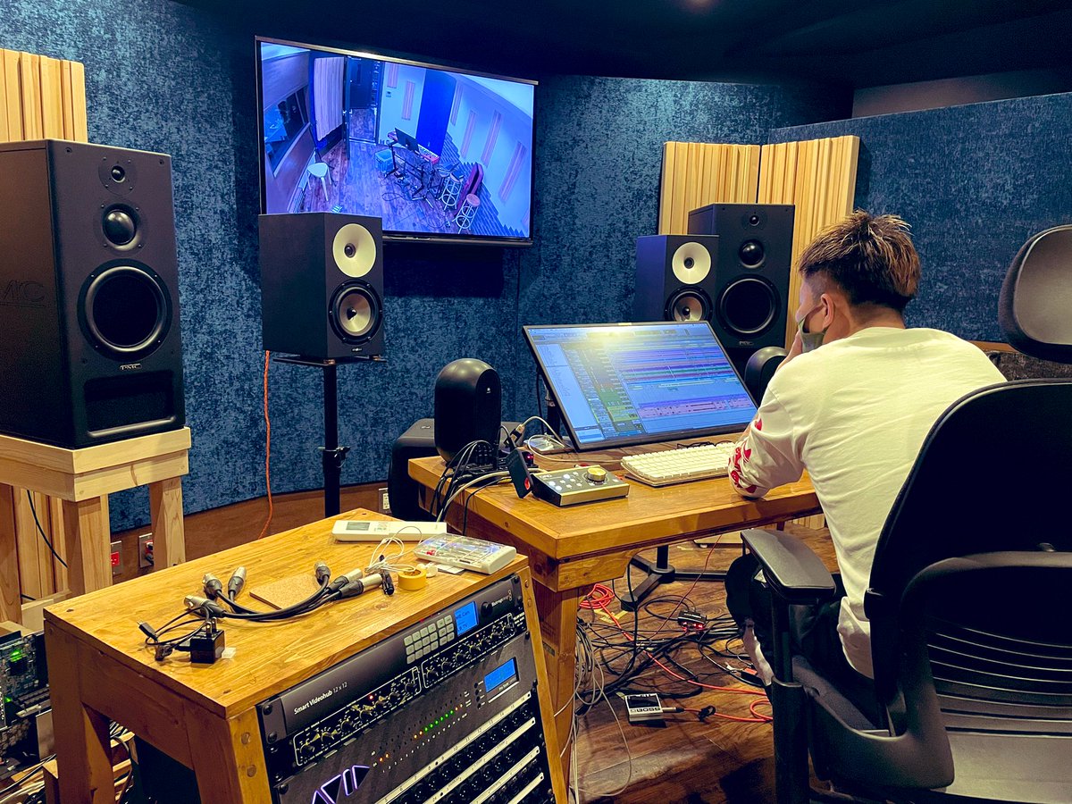 matsumotoshouta's tweet photo. はじめまして
#VersionStudio
前から素敵なスタジオと話を色々聞いていてやっと行けました😆
音最高、休憩スペースおしゃれ、渋谷駅近、お酒めっちゃある　笑

ミュージシャンにとっては最高しか無かった😭

録音もめちゃくちゃカッコいい物が出来ると思うのでお楽しみに😆弾きまくったーーー https://t.co/nBAWpbtEWT