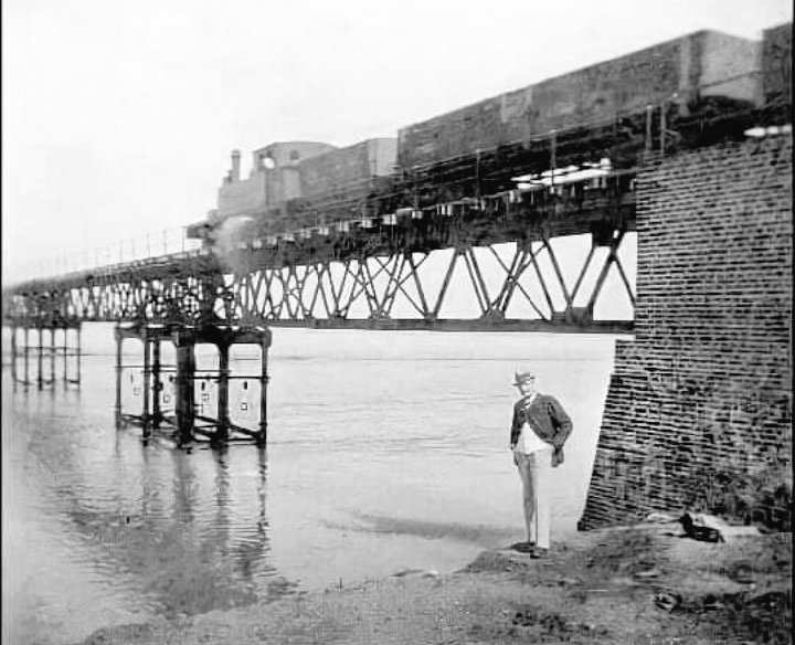 Viejostiempos9's tweet photo. #Concepcion 1900, personero de ferrocarriles posando abajo del puente Ferroviario que une Concepción con San Pedro de la Paz.@ampliadodeltren @EFETrenesChile https://t.co/laq6MIJOpZ