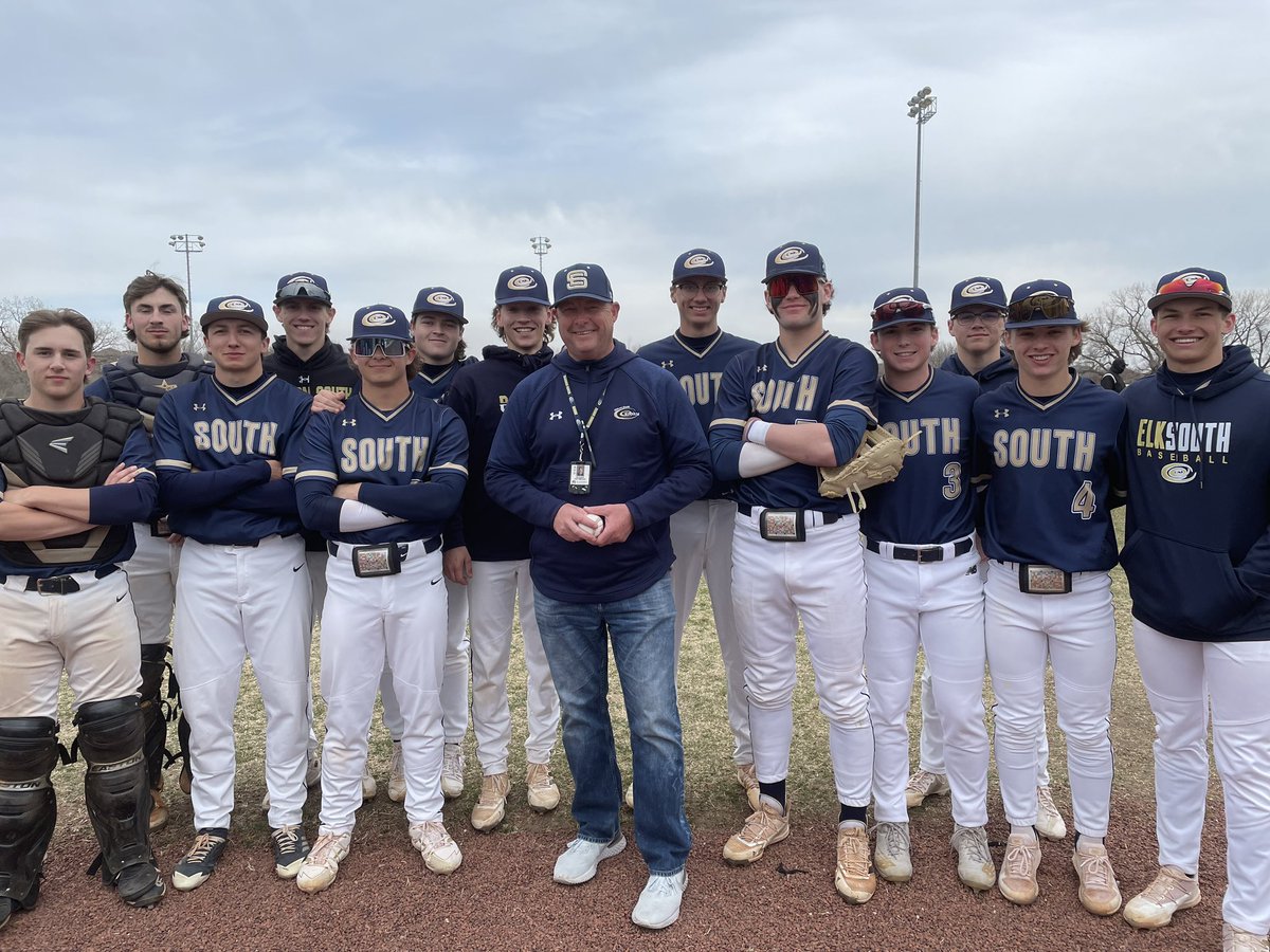 Shoutout to Mr. Ortmeier who threw out our first pitch today! 

Thank you for all you do for our students and school! 

#ALLIN <a href="/ROrtmeier/">Roger Ortmeier</a> <a href="/ElkhornPS_ESHS/">Elkhorn South HS</a>