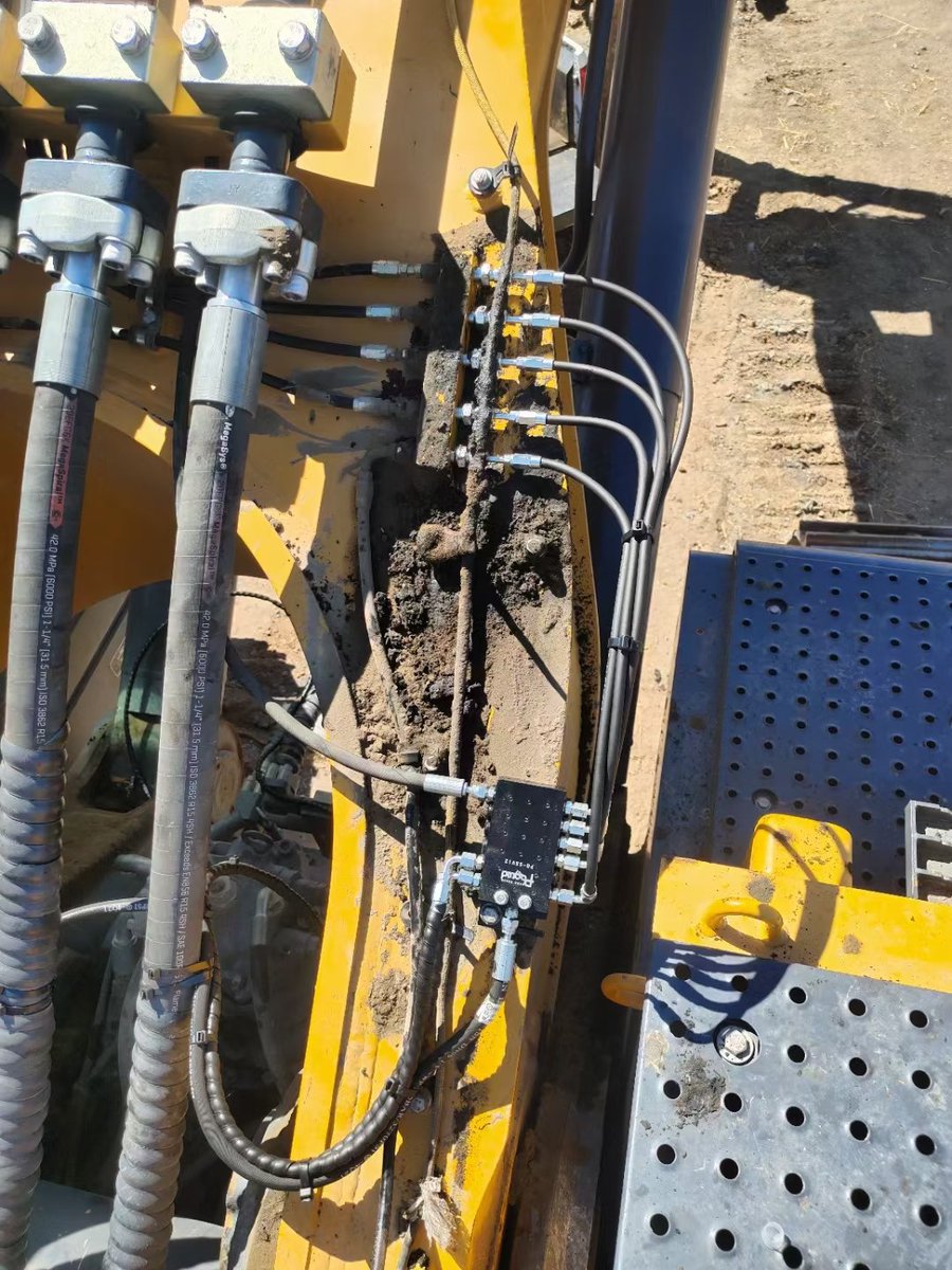 Richard678K's tweet photo. Another successful on-site installation for XCMG. 

#paguld #centrallubrication #lubrication #XCMG #constructionmachinery https://t.co/4Y1zrRuz98
