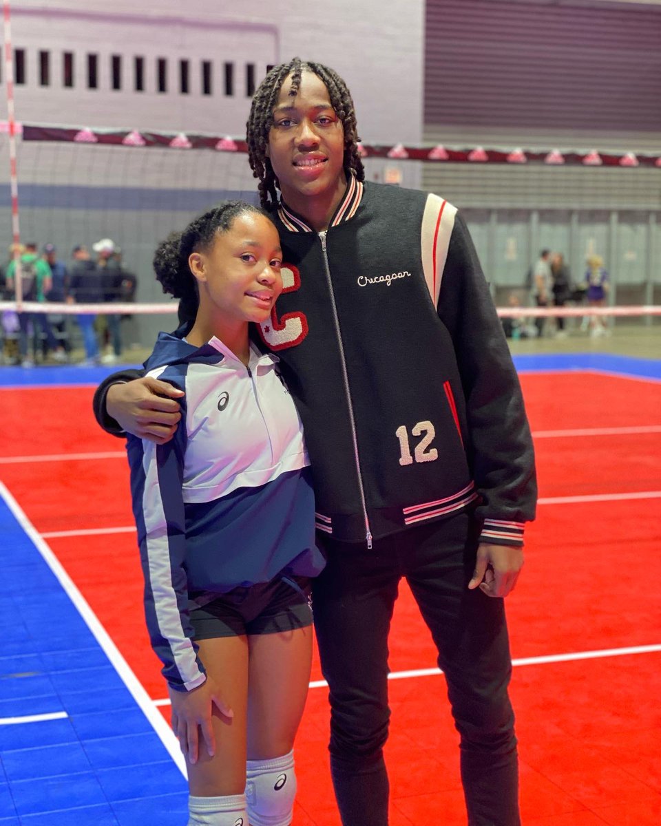 MichioVba's tweet photo. We had a special guest cheering us on tonight! Thanks to @ayodos_11 for coming out to support us. #chicagobulls #chifam❤️💙@chicagobulls https://t.co/wdjcj4rVMr