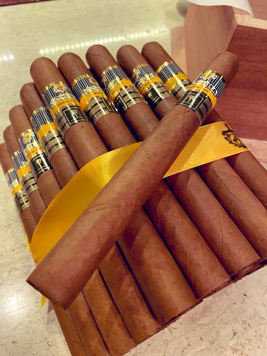 YukaShibata3's tweet photo. 美しい🥰🥰🥰

#cigar #cigargirl #葉巻 #葉巻女子 #cohiba #greenband #greenlabel https://t.co/DmjqilcYnM
