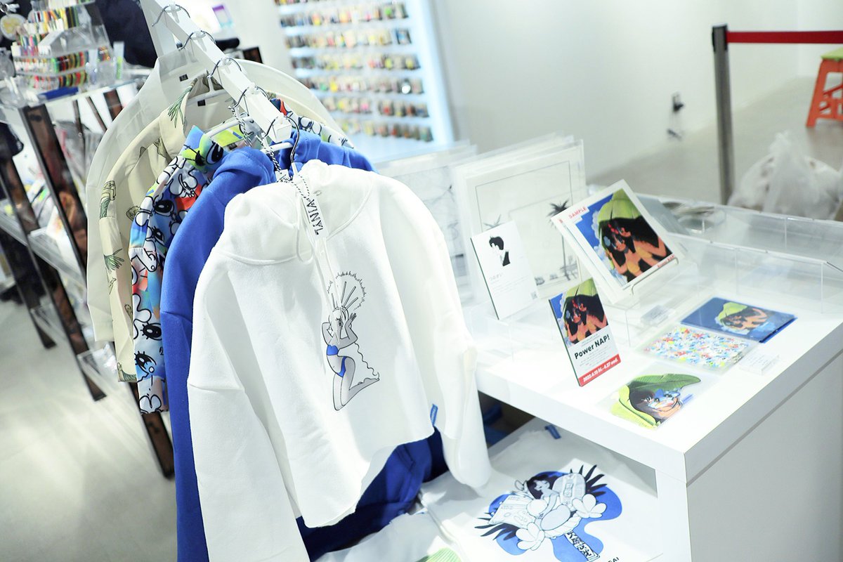 ◼️個展2日目オープンしました!

グッズや原画も大量に並べて頂いています。随時貼り替えでの展示となりますが、大ラフの原画は全部で100枚あります。
ぜひ遊びに来てください!

_
つのがい個展「Power NAP!」
https://t.co/ZRONw4zoqr
会期:2022.4.15金~27水
場所:東京駅内 @VinylTokyo さん 