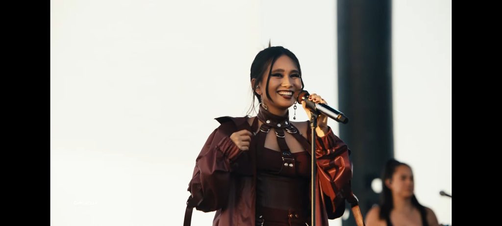 88rising's tweet photo. NIKI we love you https://t.co/7XmJPebwta