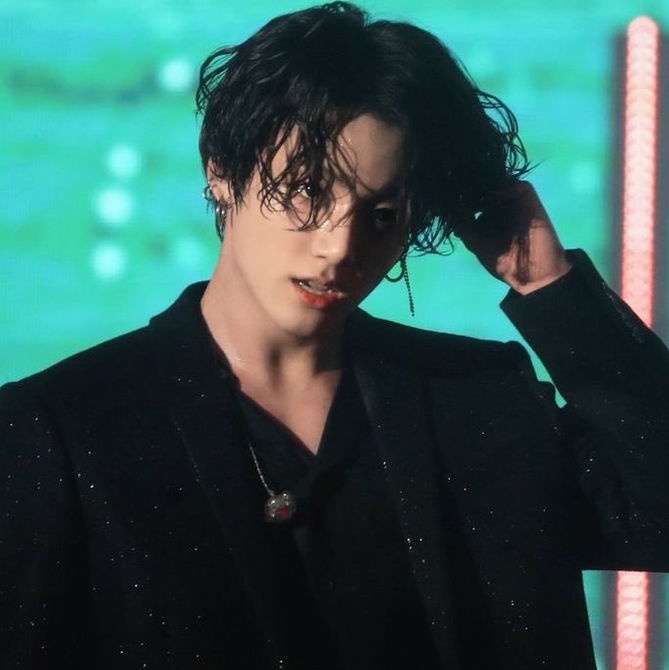 googiesbabybear's tweet photo. 2019 jungkook                2022 jungkook https://t.co/qRku0rSvsy