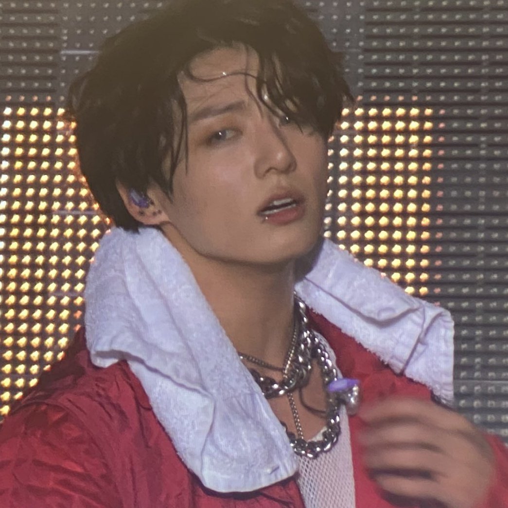 googiesbabybear's tweet photo. 2019 jungkook                2022 jungkook https://t.co/qRku0rSvsy