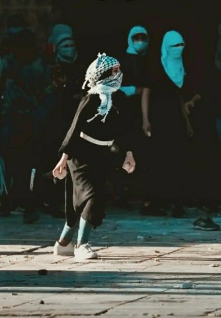 «سلامٌ لأرضٍ خُلقت للسلام و ما رأت یوماً سلاما.»
سلام بر زمینی که برای صلح آفریده شد
و هیچ روزی رویِ صلح ندید.