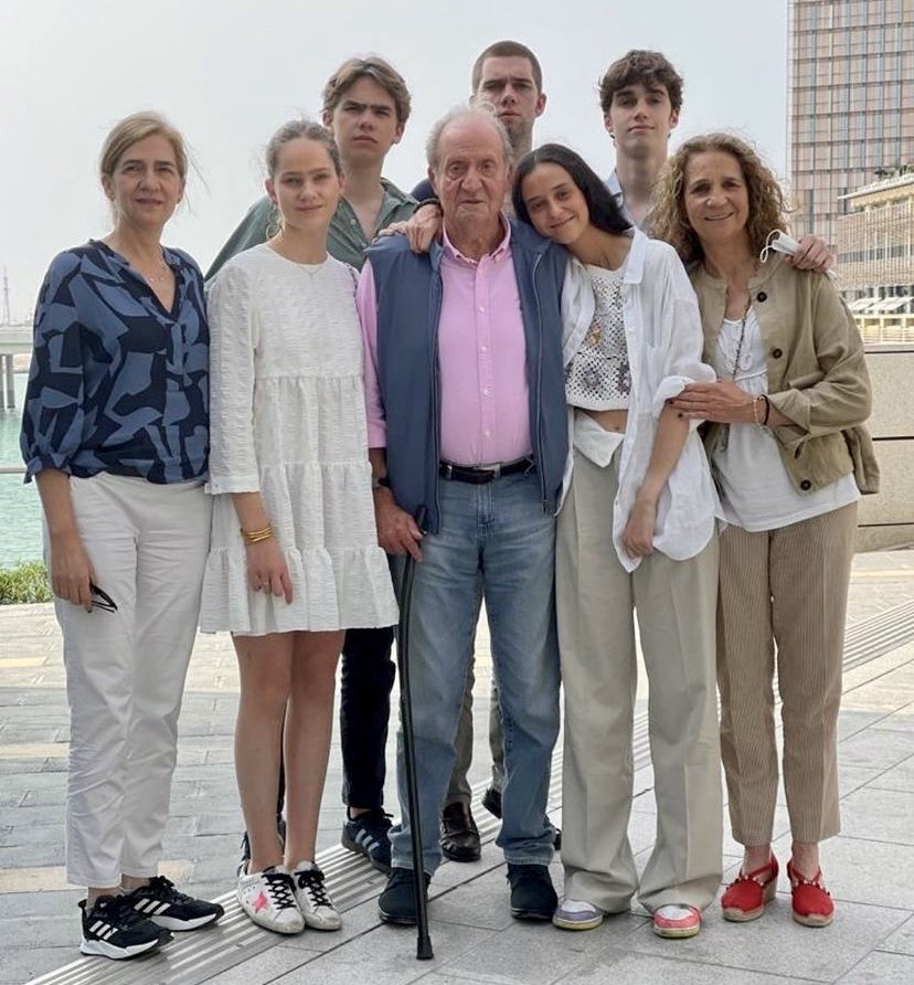 Difunden foto del Rey emérito junto a parte de su familia en Abu Dabi, Emiratos Árabes Unidos. Esta versión de la instantánea está siendo muy comentada por lo que se ve y lo que no