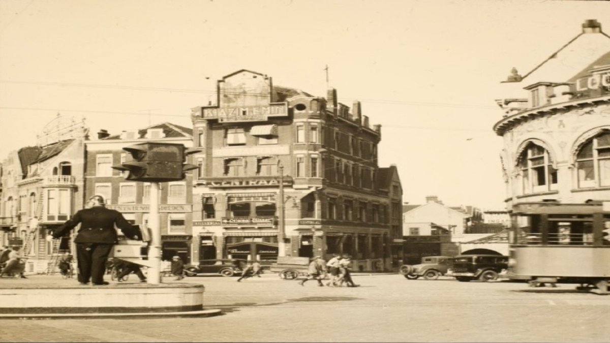 hertogjan50's tweet photo. Op de achtergrond in het midden café-restaurant Centraal, rechts café Loos.

Het Hofplein herinnert aan de ridderhofstad Weena, die noordoostelijk van het huidige Hofplein was gelegen. De Hofdijk komt al in 1397 in bronnen voor.  #1930 #centrum

https://t.co/4iL8TdZHMQ https://t.co/Ci0sCQljaC