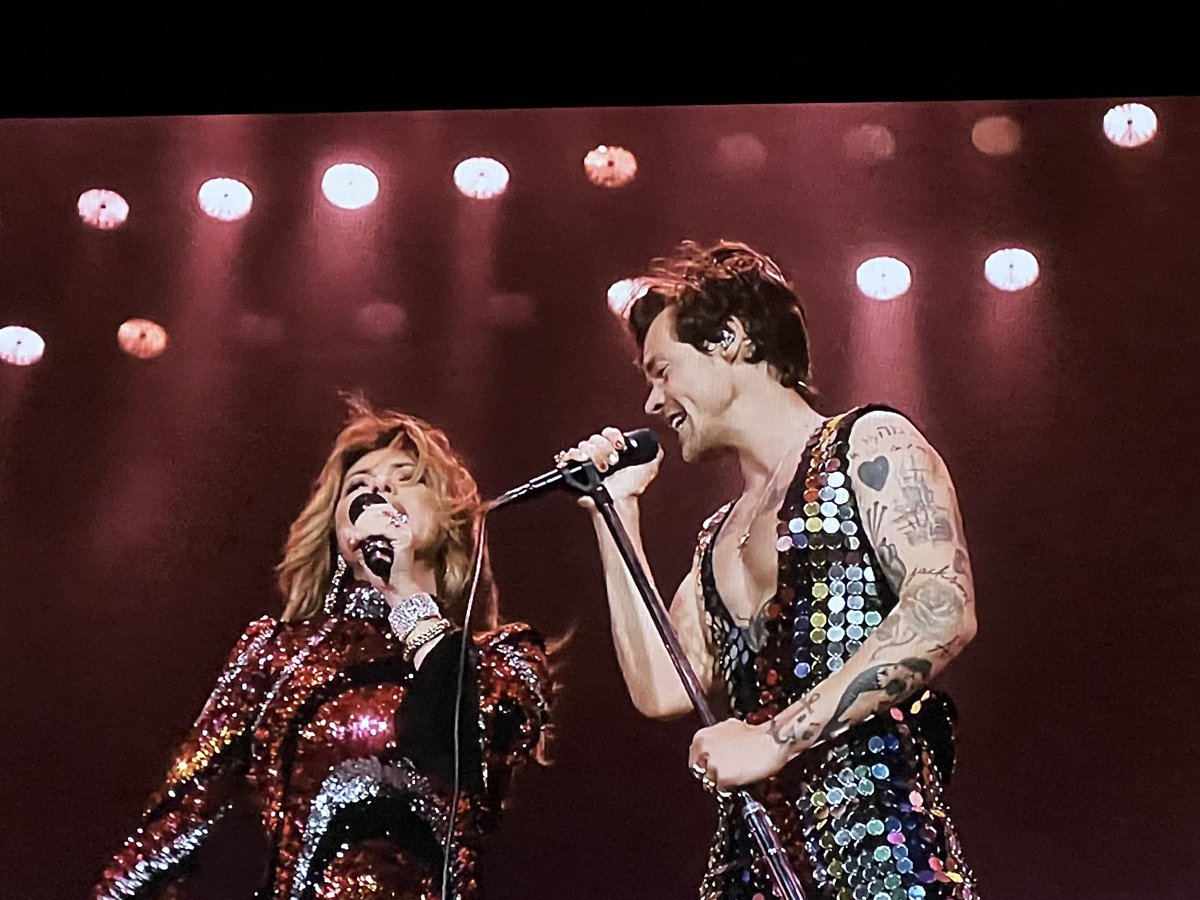 emkelley_'s tweet photo. SHANIA TWAIN AND HARRY STYLES WITH THE MATCHING OUTFITS god is testing me tn https://t.co/rrg7ghNWyg