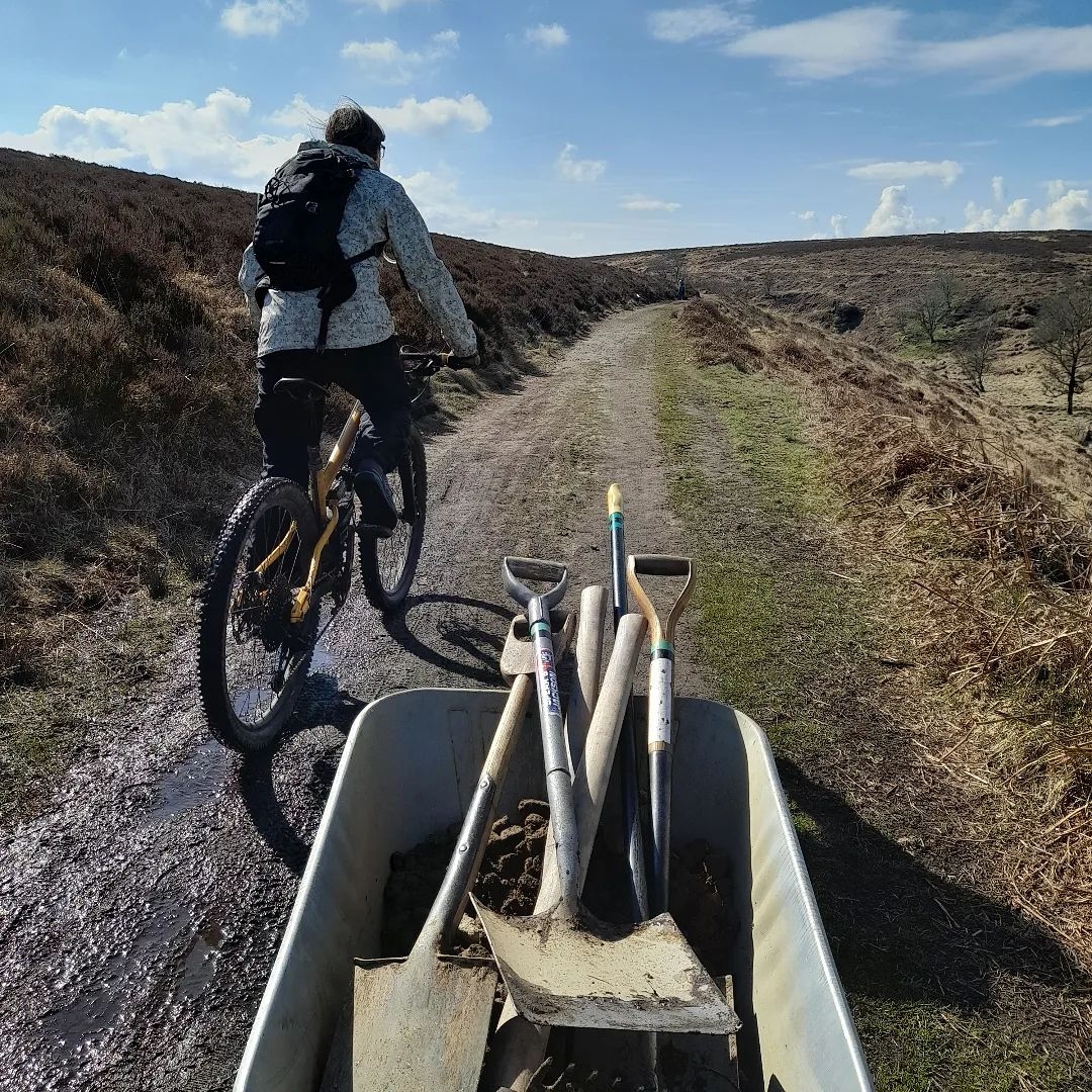 CoticLtd's tweet photo. @coticwomenofsteel
Barrowing and bicycling. 🌿☀️
#nodignoride
#rideforcake
https://t.co/TUvDz3L4FK https://t.co/N4pnNSJYy1