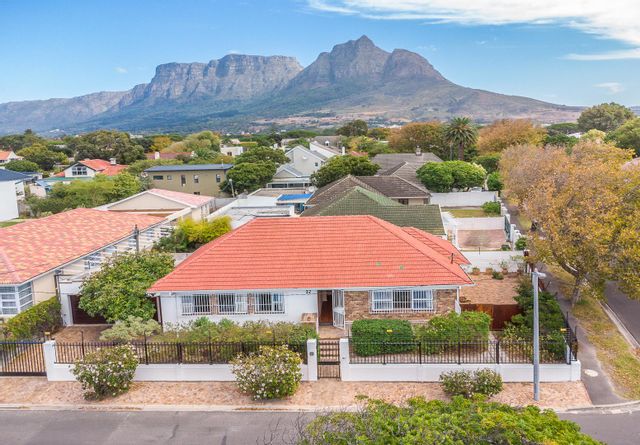3 BEDROOM HOUSE FOR SALE IN IN RONDEBOSCH PARK ESTATE. Asking price: R3,650,000 Contact Linda Gibson 071 687 6156 or Lyndsay Child 083 600 1752 to arrange a viewing. 
ow.ly/VgLp50IHma5
#KnightFrank #SouthAfrica #YourPartnersInProperty #Rondebosch #HouseForSale