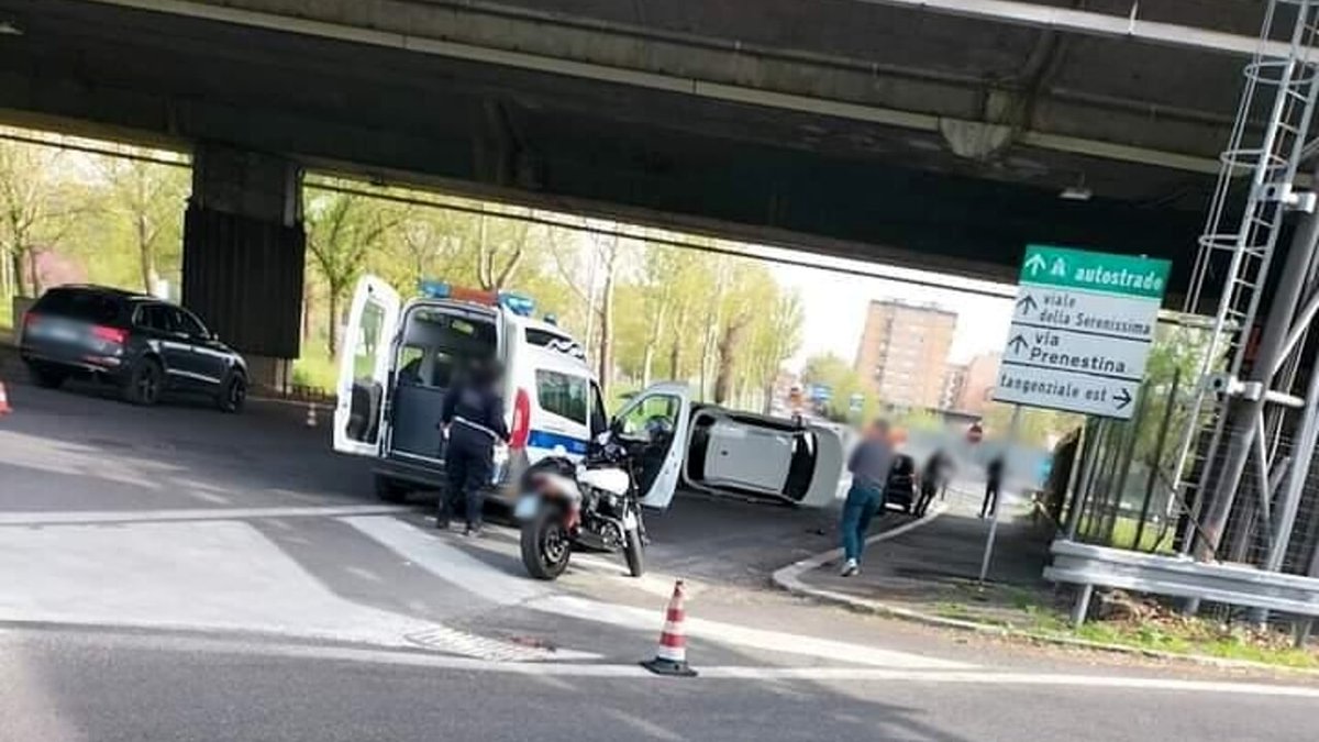 #incidenteroma sulla Tiburtina: si ribalta con l'auto dopo scontro con altra vettura, due feriti dlvr.it/SNgk8v