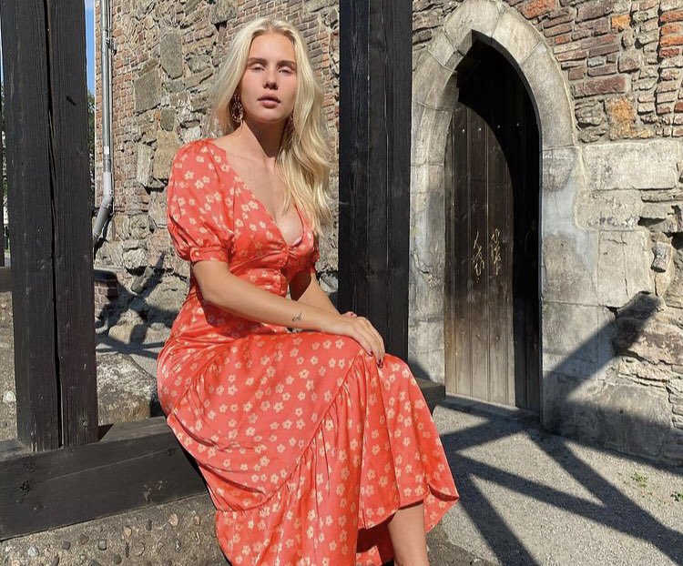 𝐒𝐩𝐫𝐢𝐧𝐠 𝐁𝐚𝐥𝐥: 

Daenerys Targaryen attends the annual WU Spring Ball. 

#WUSpringBall