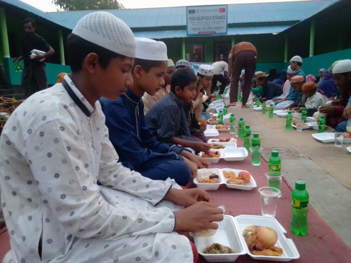 umutkervanivkf's tweet photo. 15 #Ramazan Dünya Yetimler Günü 

Umut Kervanı olarak Bangladeş'te bulunan Fesih Güler hoca yetimhanesinde yetim kardeşlerimize iftar organizasyonu gerçekleştirdik.

#DünyaYetimlerGünü https://t.co/vurhGuJDEe