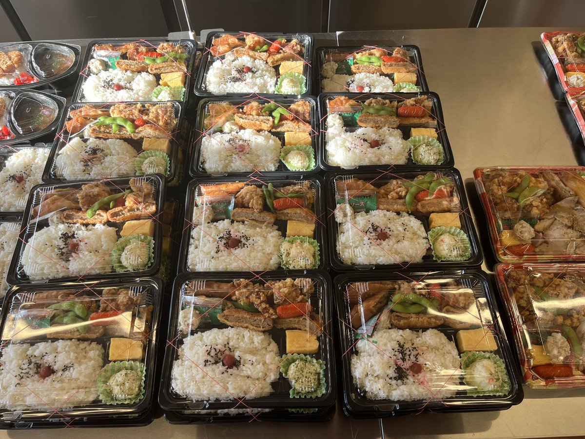 namikgroup's tweet photo. お助けください🙇‍♂️🙇‍♂️🙇‍♂️

発注ミスで在庫過多になり、速攻弁当大量に作っています🥺
本日限定で全品280円で販売しておりますので
お時間のある方はぜひ並木弁当までお越しください🙇‍♂️🙇‍♂️🙇‍♂️
＃ラーメン並木　＃並木弁当 https://t.co/AH6KBZGyyB
