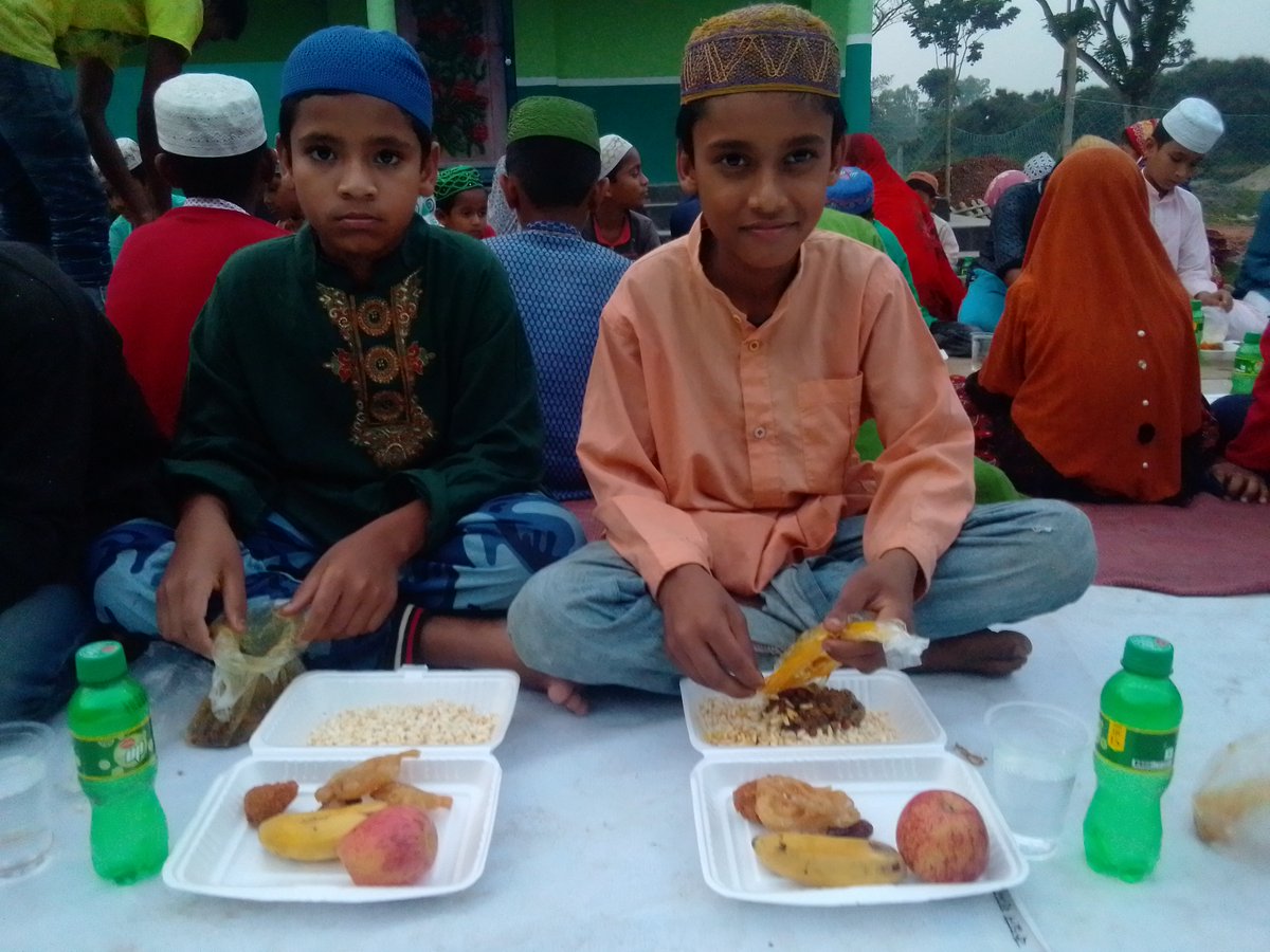 umutkervanivkf's tweet photo. 15 #Ramazan Dünya Yetimler Günü 

Umut Kervanı olarak Bangladeş'te bulunan Fesih Güler hoca yetimhanesinde yetim kardeşlerimize iftar organizasyonu gerçekleştirdik.

#DünyaYetimlerGünü https://t.co/vurhGuJDEe