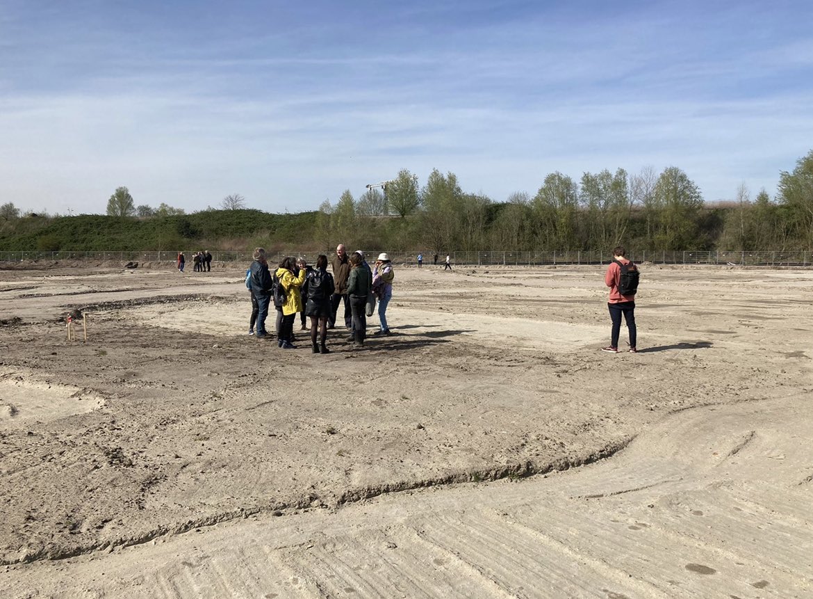 De eerste bouwers van uiteindelijk bijna 100 zelfbouw woningen bekijken de contouren van hun toekomstige woningen op #minitopia Buurtschap te Veld in #Eindhoven. Bijna van start! #zelfbouw #diy #community ook #tinyhouses