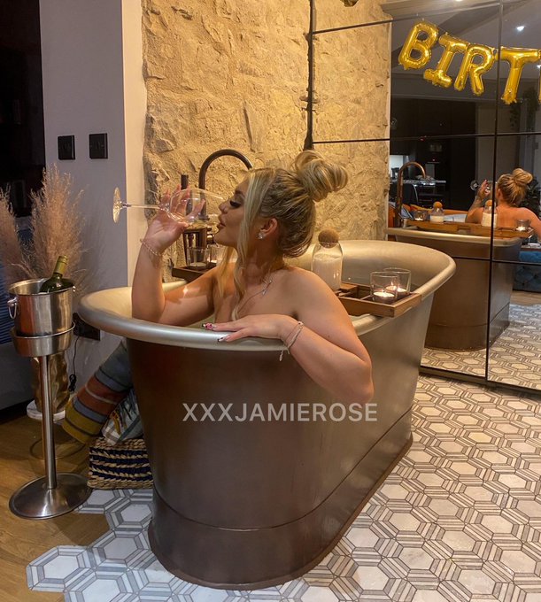 Would you join me? 🛀😏 https://t.co/qpQdZ286wu