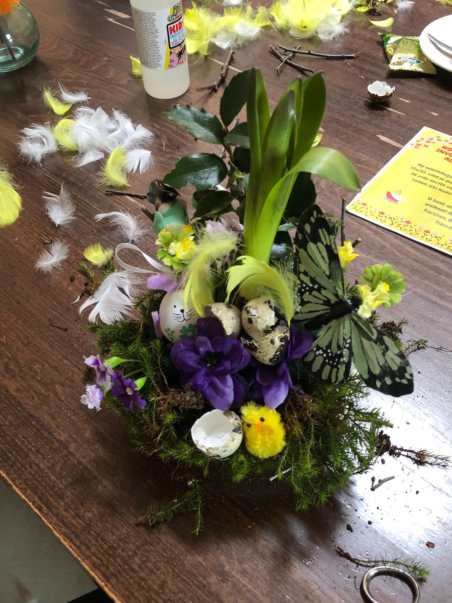 DollyToonen's tweet photo. De vrijwilligers van Stg Present Nijmegen zijn een dagje met de bewoners van een verzorgingstehuis creatief bezig geweest. Prachtig resultaat en mooie gesprekken. Liefdevolle dag ❤️ https://t.co/RtOnKca0TQ