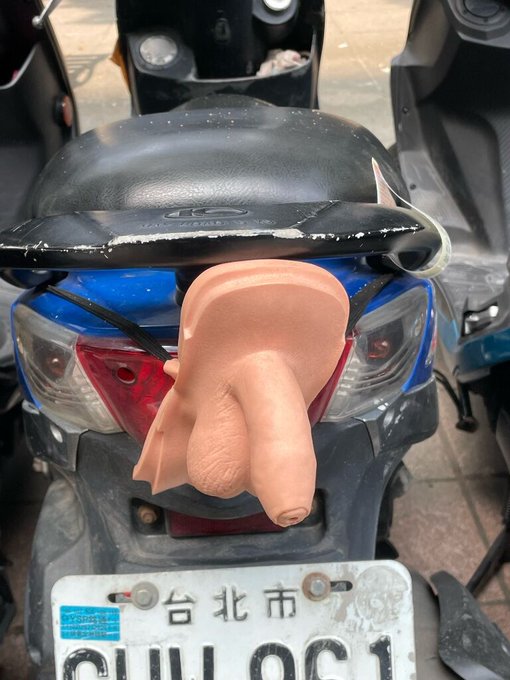 駐輪場にこのような原付があって、、、🧐
30何年間住んでいるけど、やっぱ分からんな台湾の人🤔🤔🤔🤔 