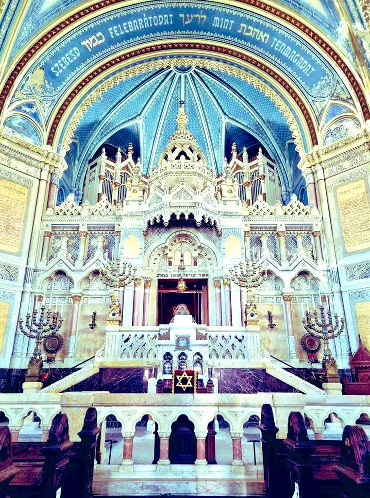 the many wonderful examples of peaceful coexistence between #Jewish & #Christian #Hungarians - just like in #Budapest’s Bazilika and Grand Synagogue, #Szeged’s main (and magnificent) places of worship for the two communities are also within a stone throw of each other ✡️✝️🇭🇺(2/2)