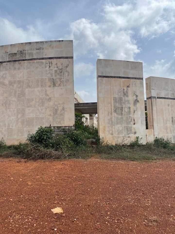 b_mamery's tweet image. [Côte d&apos;Ivoire 🇨🇮] Sur les ruines de la résidence inachevée de Henri Konan Bédié à Pepressou son village.#LesDocs
