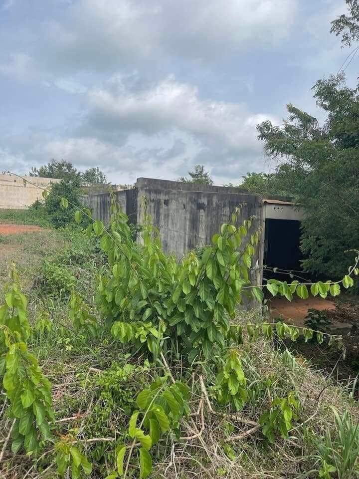 b_mamery's tweet image. [Côte d&apos;Ivoire 🇨🇮] Sur les ruines de la résidence inachevée de Henri Konan Bédié à Pepressou son village.#LesDocs