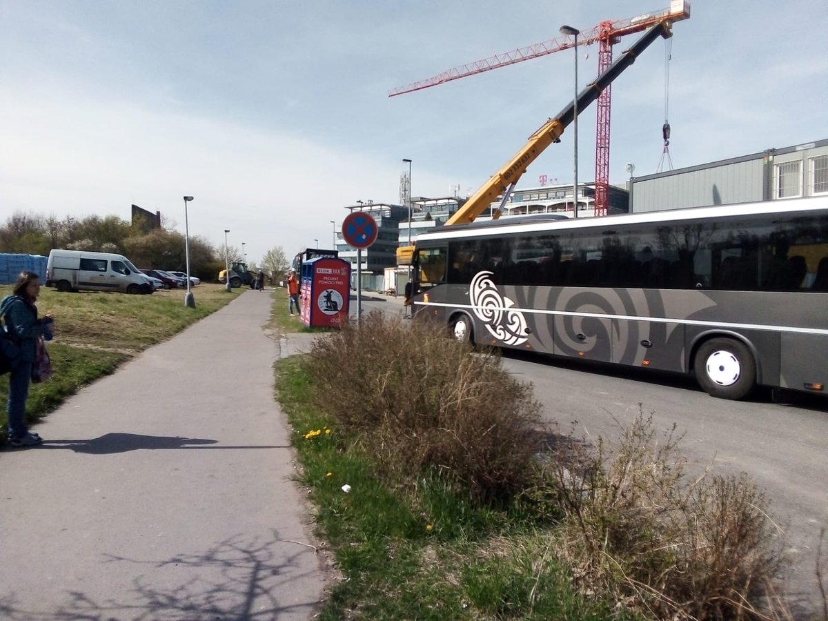 RidicKarel's tweet photo. Praha Roztyly. Autobusové stanoviště, nebo staveniště? 
- zmatení cestující hledající spoje PID na Pelhřimov
- staveniště na místě stanovišť kam kolikrát ani nedostaneš
- sociální zařízení pro řidiče odpovídá roku zprovoznění AS
- jako cestující se tu skutečně nudíš, nic tu není https://t.co/PwnyDJn7YN