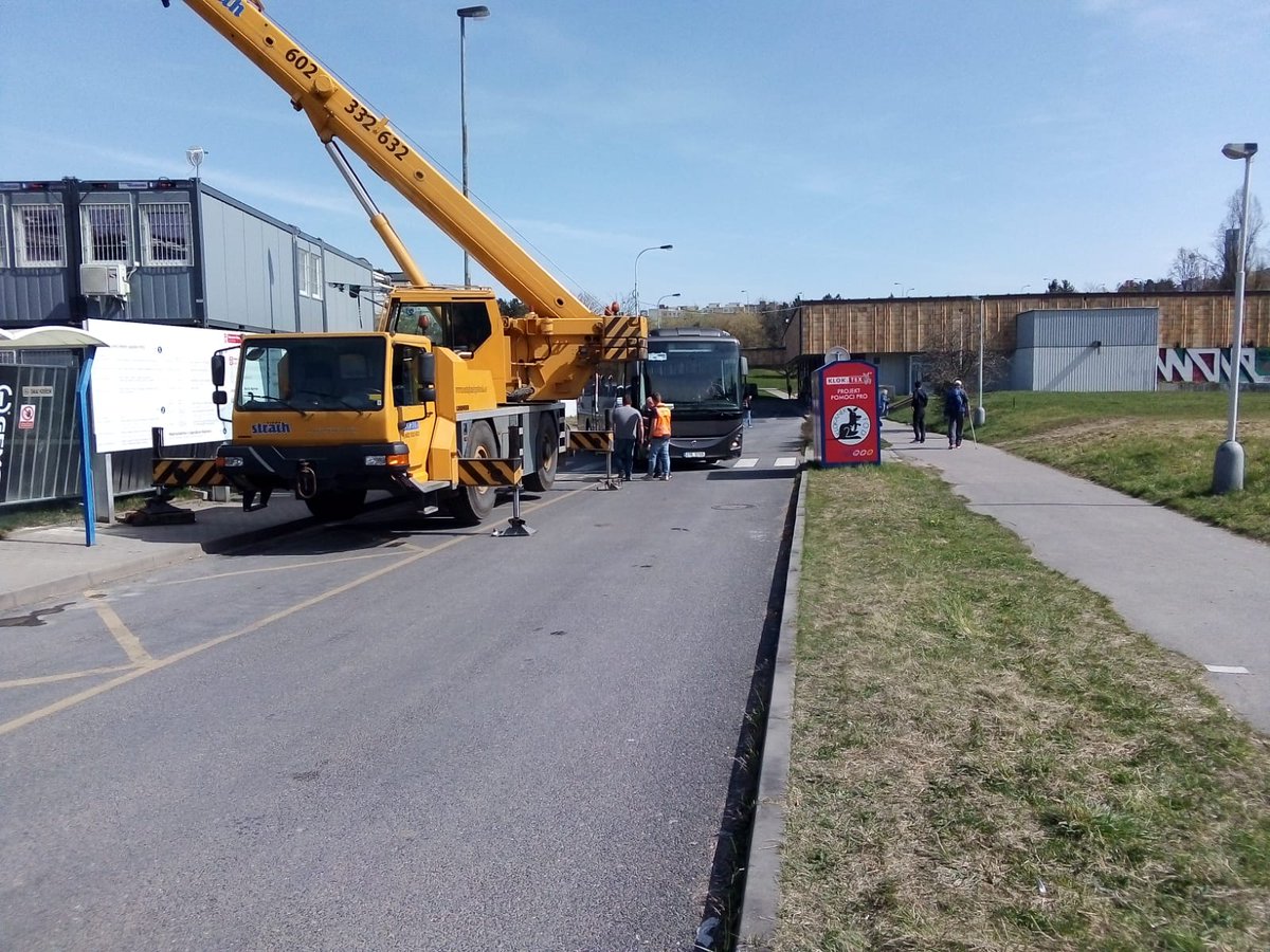 RidicKarel's tweet photo. Praha Roztyly. Autobusové stanoviště, nebo staveniště? 
- zmatení cestující hledající spoje PID na Pelhřimov
- staveniště na místě stanovišť kam kolikrát ani nedostaneš
- sociální zařízení pro řidiče odpovídá roku zprovoznění AS
- jako cestující se tu skutečně nudíš, nic tu není https://t.co/PwnyDJn7YN