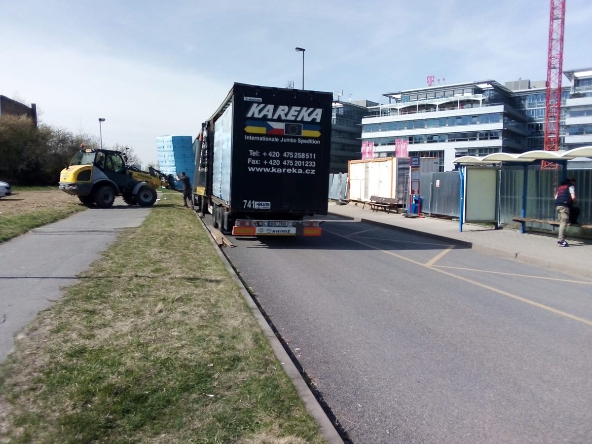 RidicKarel's tweet photo. Praha Roztyly. Autobusové stanoviště, nebo staveniště? 
- zmatení cestující hledající spoje PID na Pelhřimov
- staveniště na místě stanovišť kam kolikrát ani nedostaneš
- sociální zařízení pro řidiče odpovídá roku zprovoznění AS
- jako cestující se tu skutečně nudíš, nic tu není https://t.co/PwnyDJn7YN
