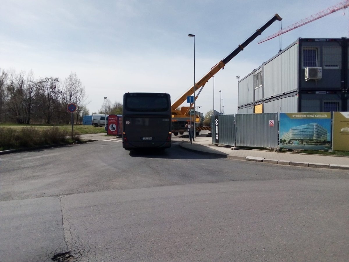 RidicKarel's tweet photo. Praha Roztyly. Autobusové stanoviště, nebo staveniště? 
- zmatení cestující hledající spoje PID na Pelhřimov
- staveniště na místě stanovišť kam kolikrát ani nedostaneš
- sociální zařízení pro řidiče odpovídá roku zprovoznění AS
- jako cestující se tu skutečně nudíš, nic tu není https://t.co/PwnyDJn7YN